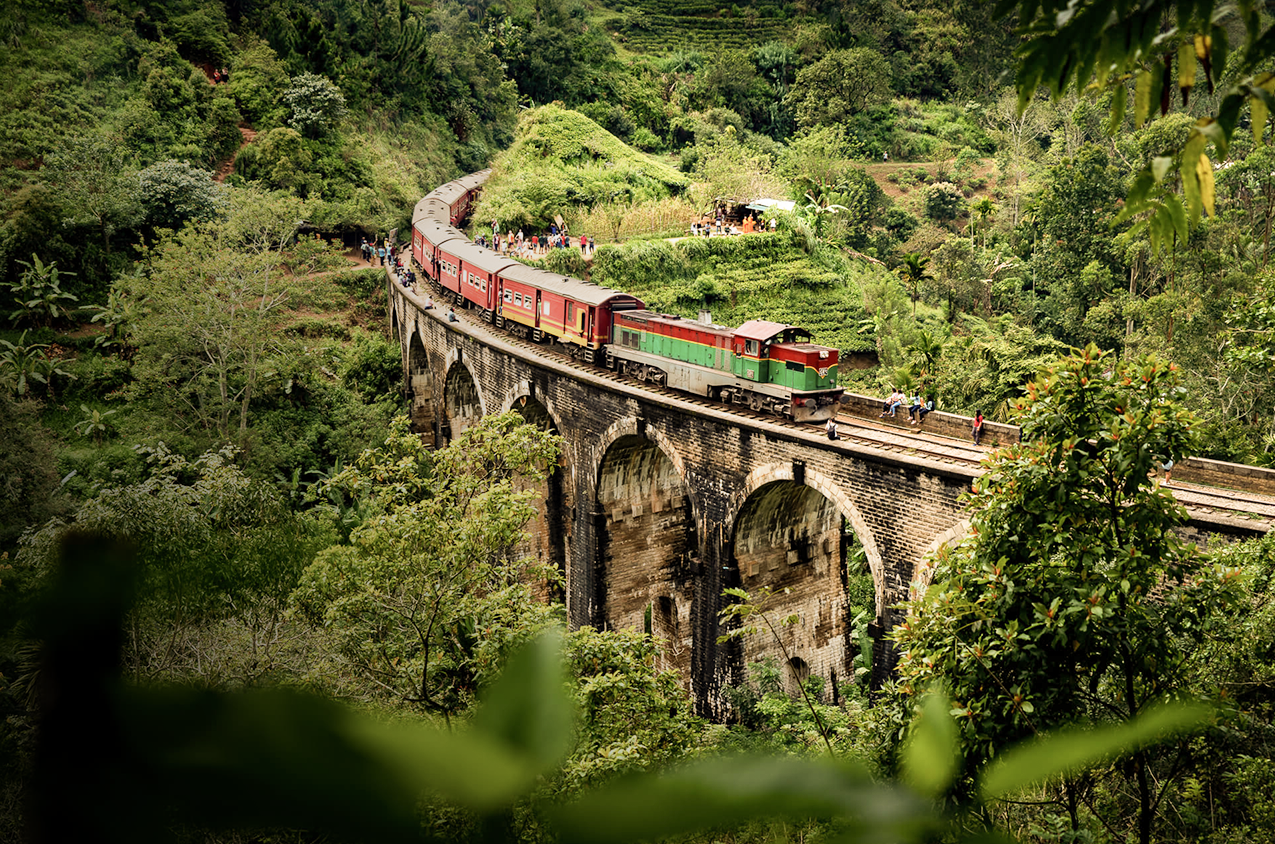 Nine-Arch-Bridge-&-The-Scenic-Train-in-Ella